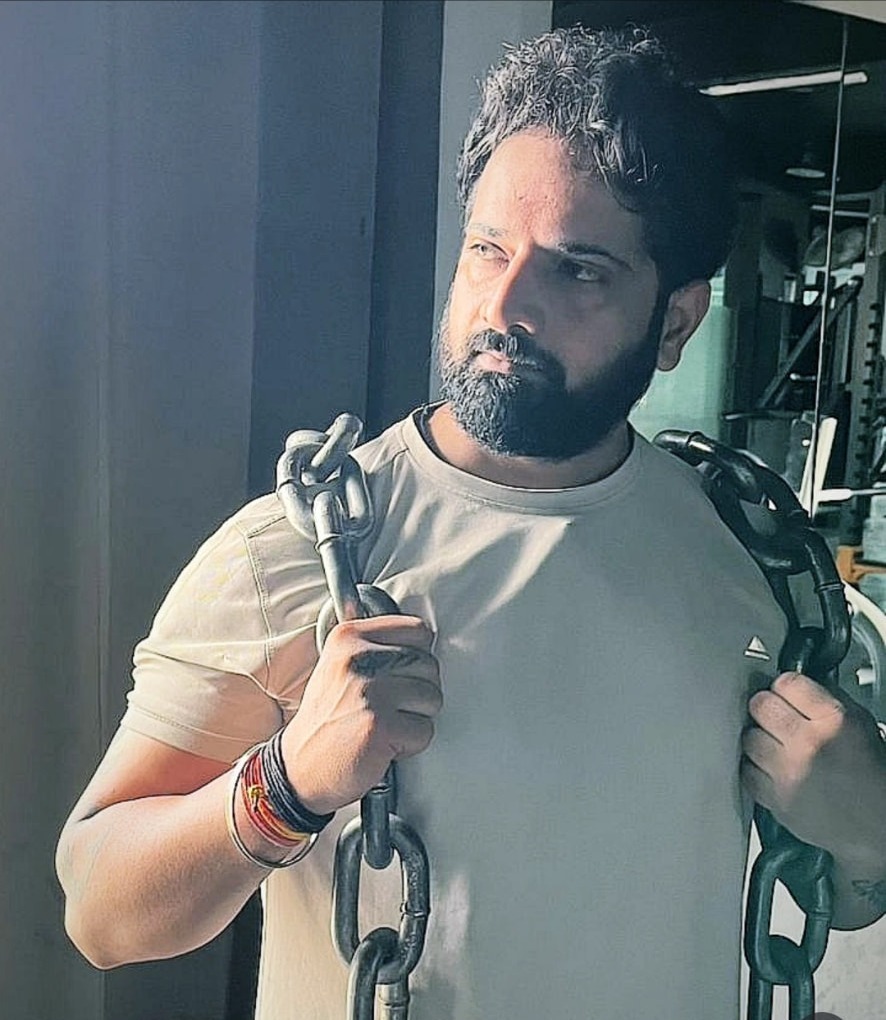 Trainer Vinod Gurjar training with heavy chains